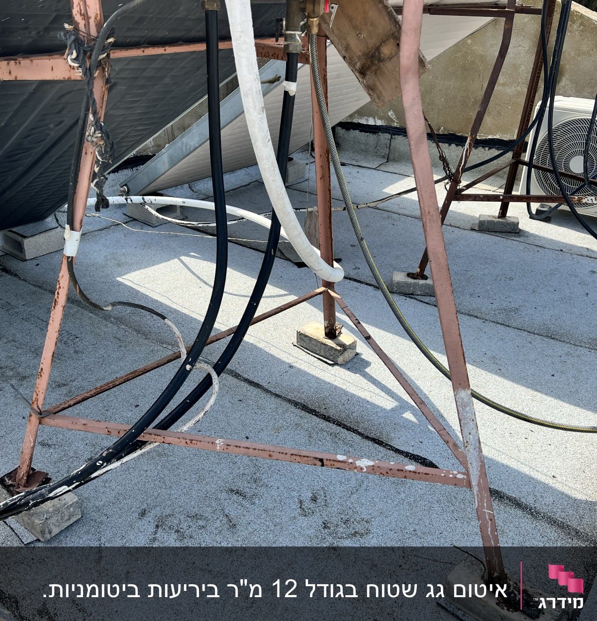צינורות מחוברים למתקן על גג, חלקם עטופים